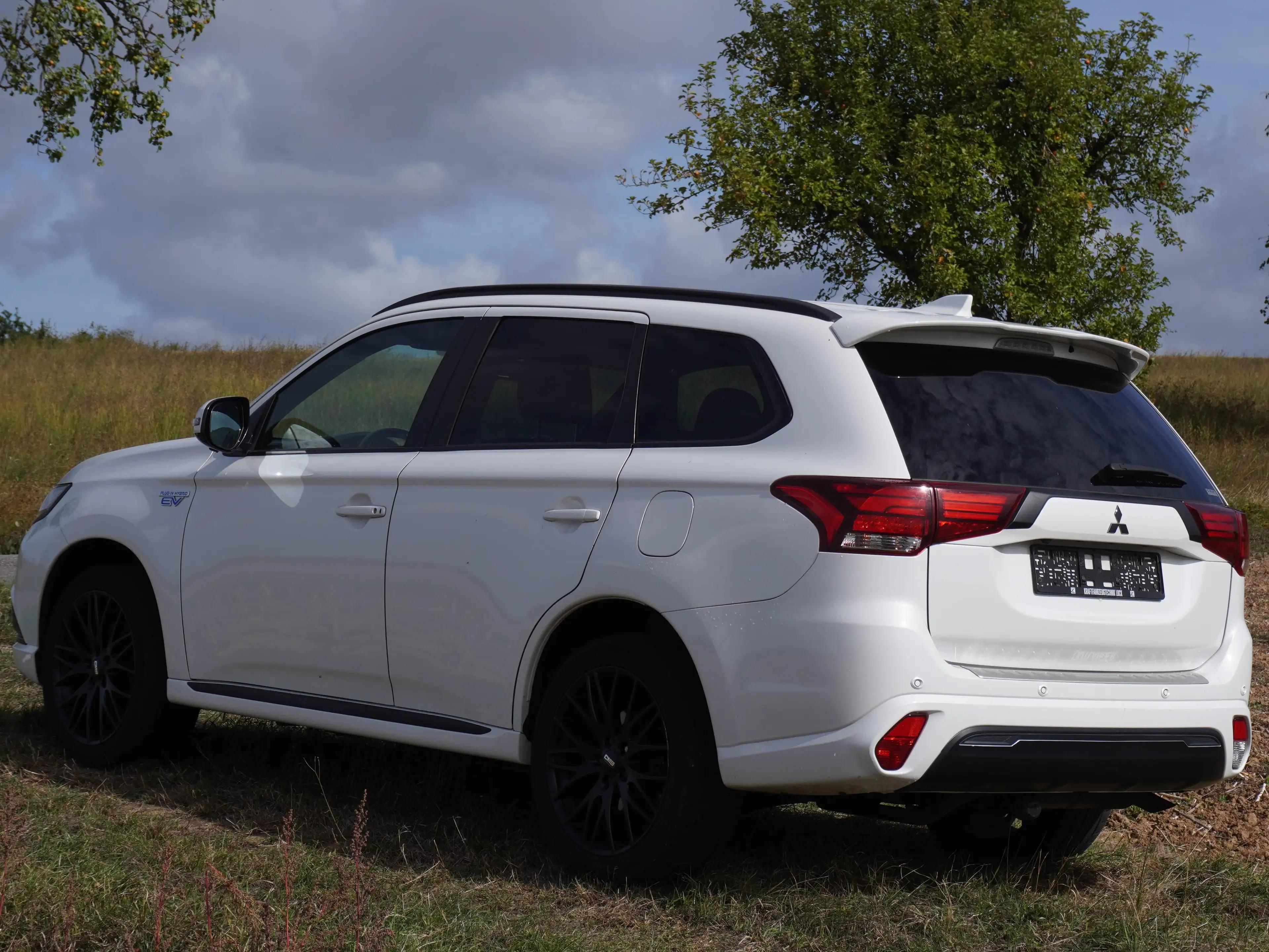 Mitsubishi Outlander PHEV Intro Edition 4WD — photo 2