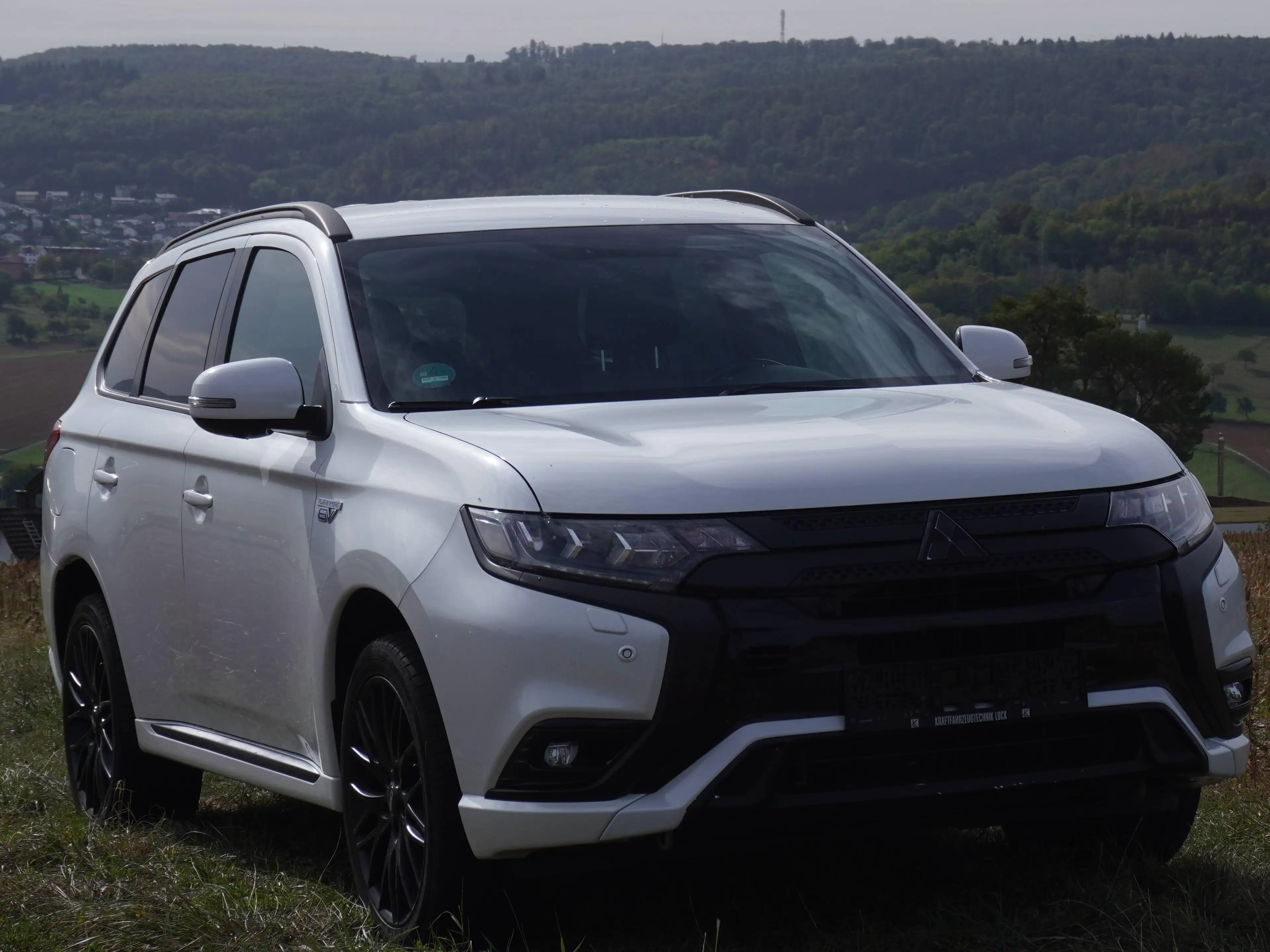 Mitsubishi Outlander PHEV Intro Edition 4WD — photo 4