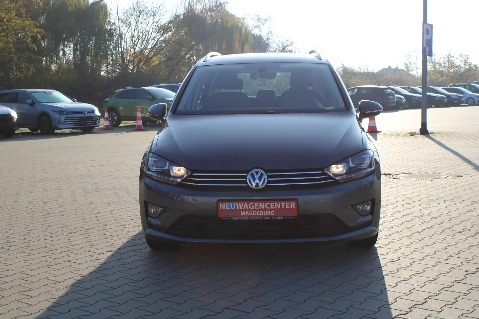Volkswagen Golf Sportsvan 1.4 TSI DSG*NAVI*SHZ*BI-XENON*PDC*NSW*ACTIV SITZ*L Gris - 2