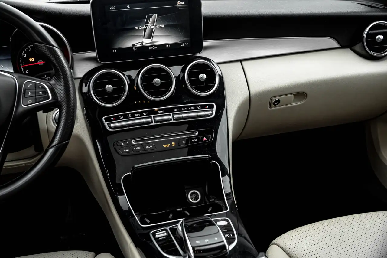 Mercedes-Benz C-Class снимка Mercedes-Benz C-Class
