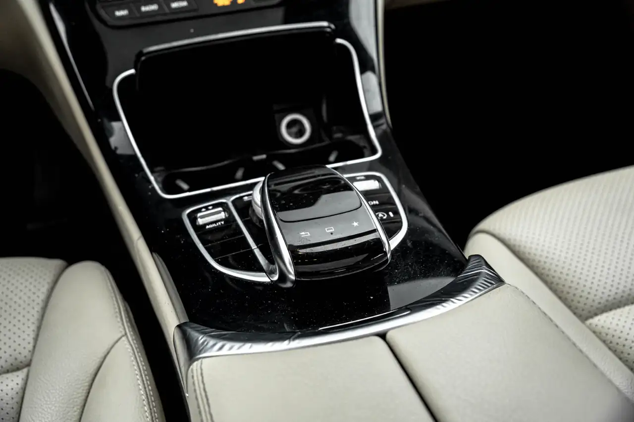 Mercedes-Benz C-Class снимка Mercedes-Benz C-Class