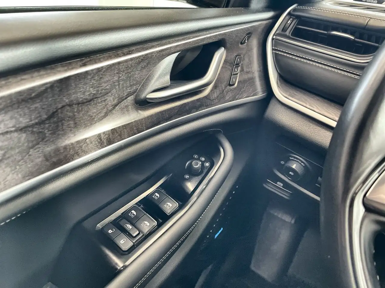 Jeep Grand Cherokee снимка Jeep Grand Cherokee