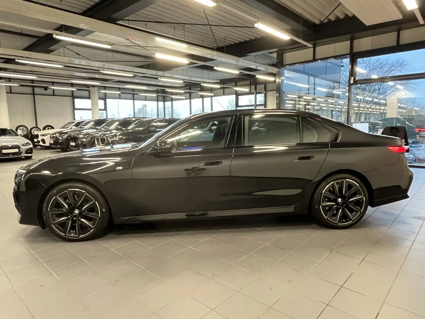 BMW 740 d xDrive M Sport Pro PANO ACC 360°KAM RFK NAVI Schwarz - 2