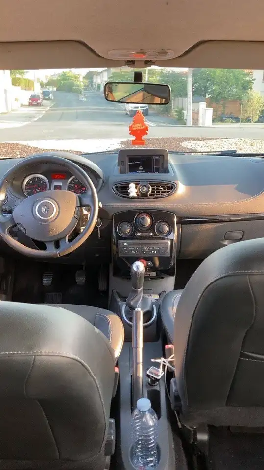Renault Clio Citadine 3 portes — photo 3