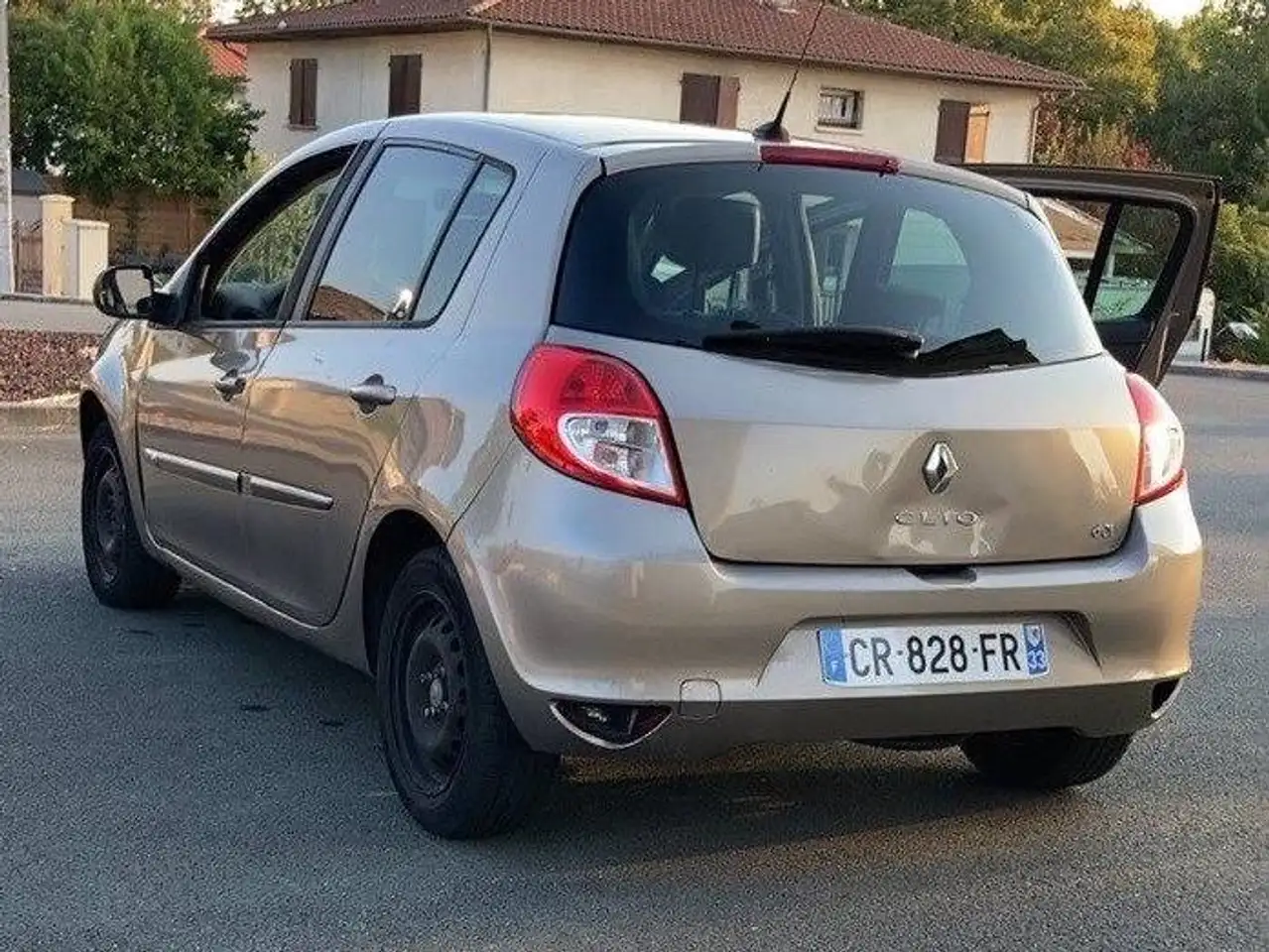 Renault Clio Citadine 3 portes — photo 2