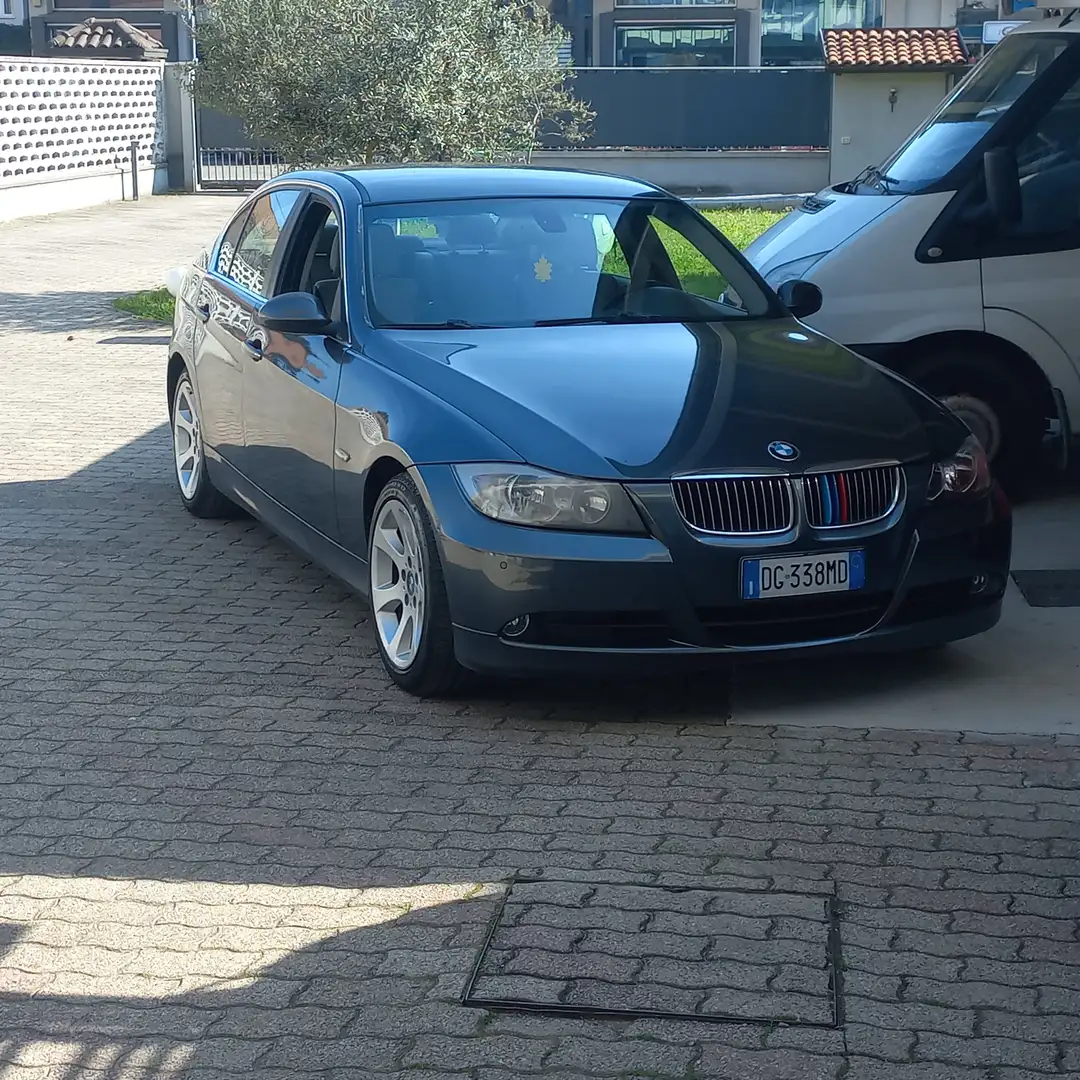 BMW 325 Serie 3 E90 Berlina 325i Attiva Grijs - 1