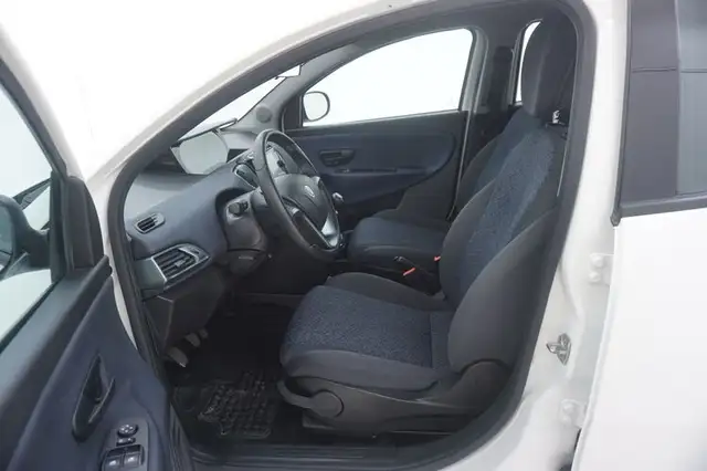 Lancia Ypsilon view 10