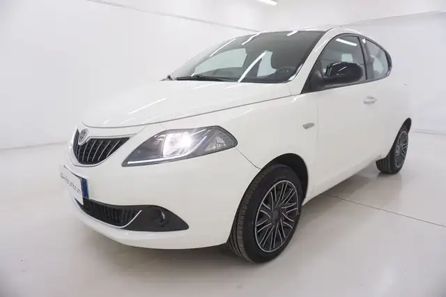 Lancia Ypsilon view 9