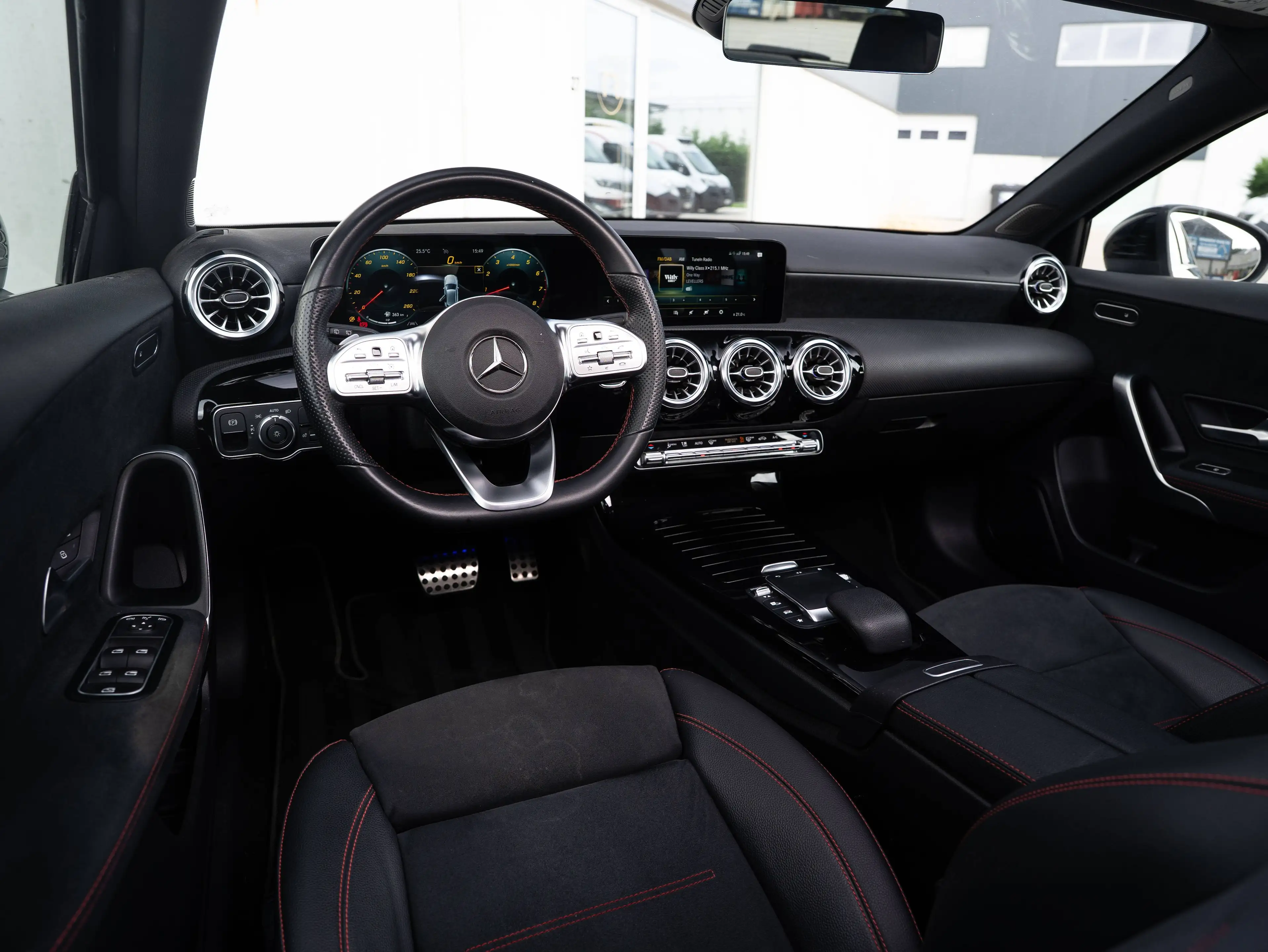 Mercedes-Benz A 250 4-Matic l AMG Line l Pano l Keyless l LED Dynamic l Sfeerverlichting — photo 15