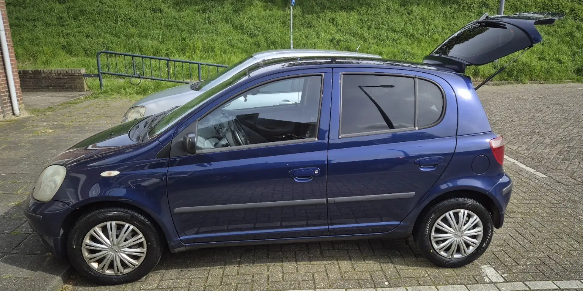 Toyota Yaris 1.3-16V VVT-i Luna Bleu - 2