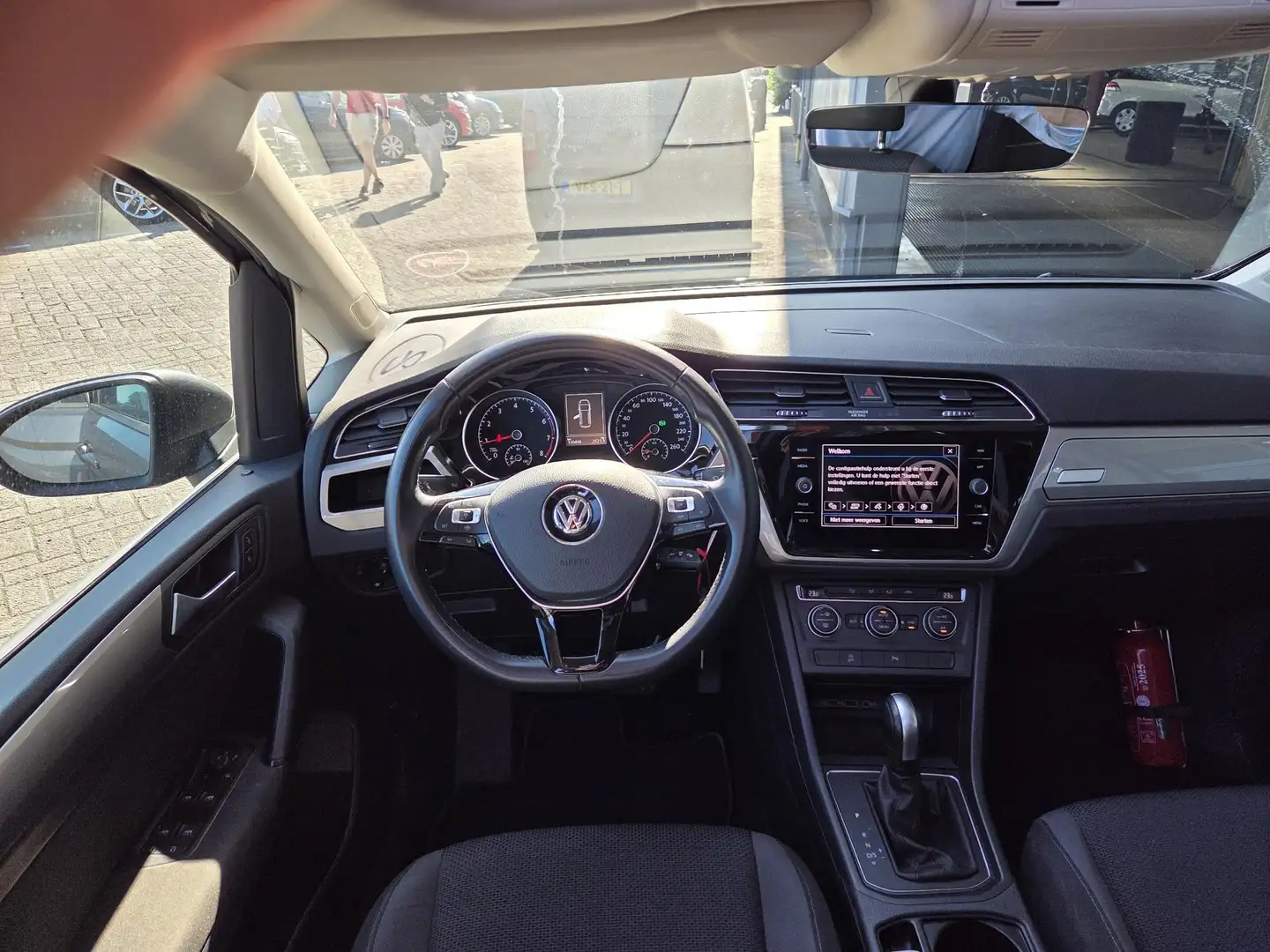 Volkswagen Touran 1.5 TSI Comfortline, 7-Persoons, Panoramadak, Grijs - 2