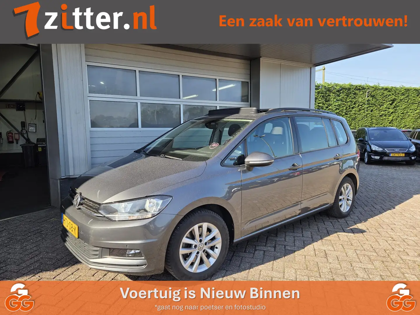 Volkswagen Touran 1.5 TSI Comfortline, 7-Persoons, Panoramadak, Grijs - 1