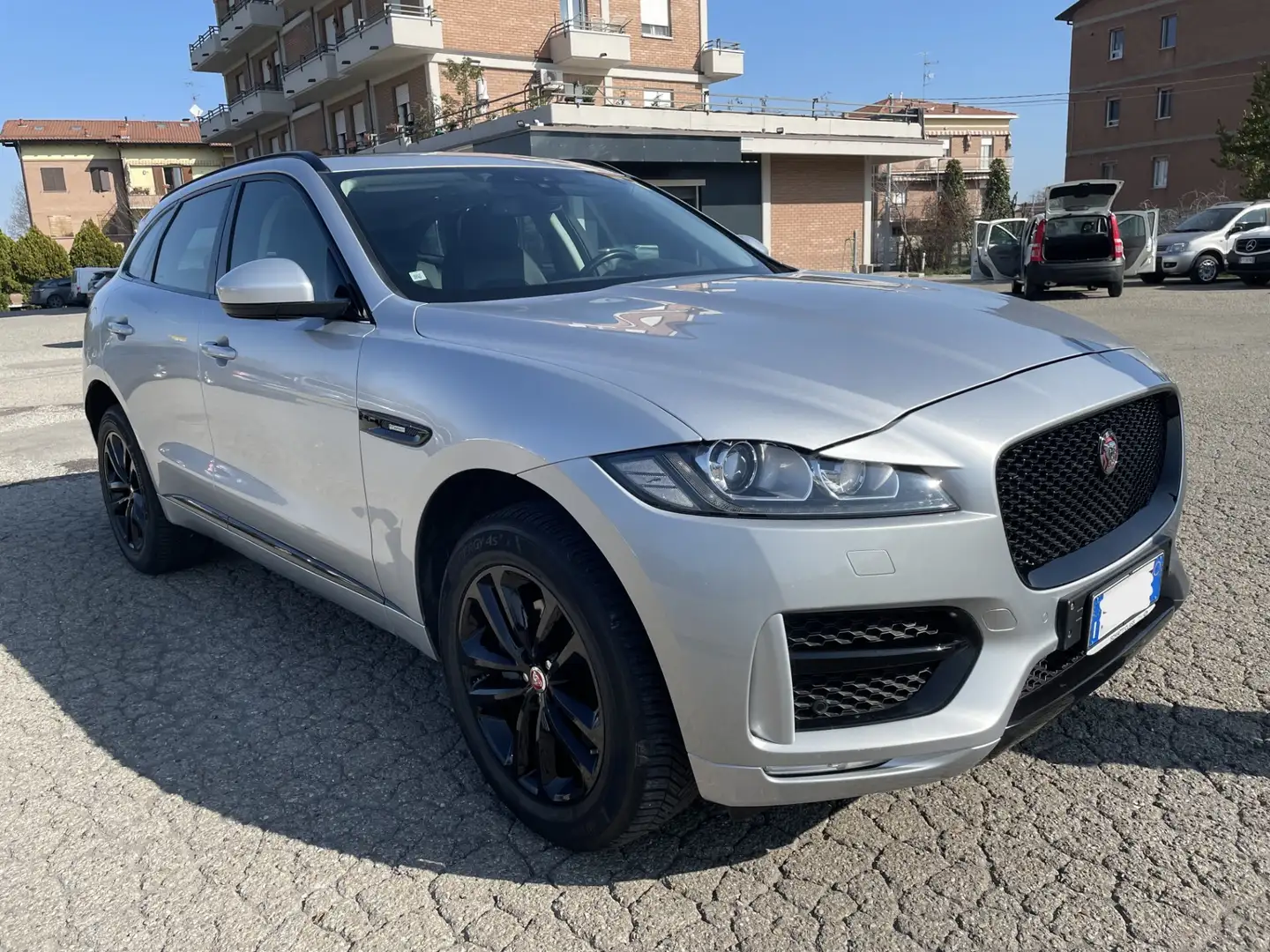Jaguar F-Pace 2.0 D 180 CV AWD aut. R-Sport TETTO APRIBILE Grau - 2
