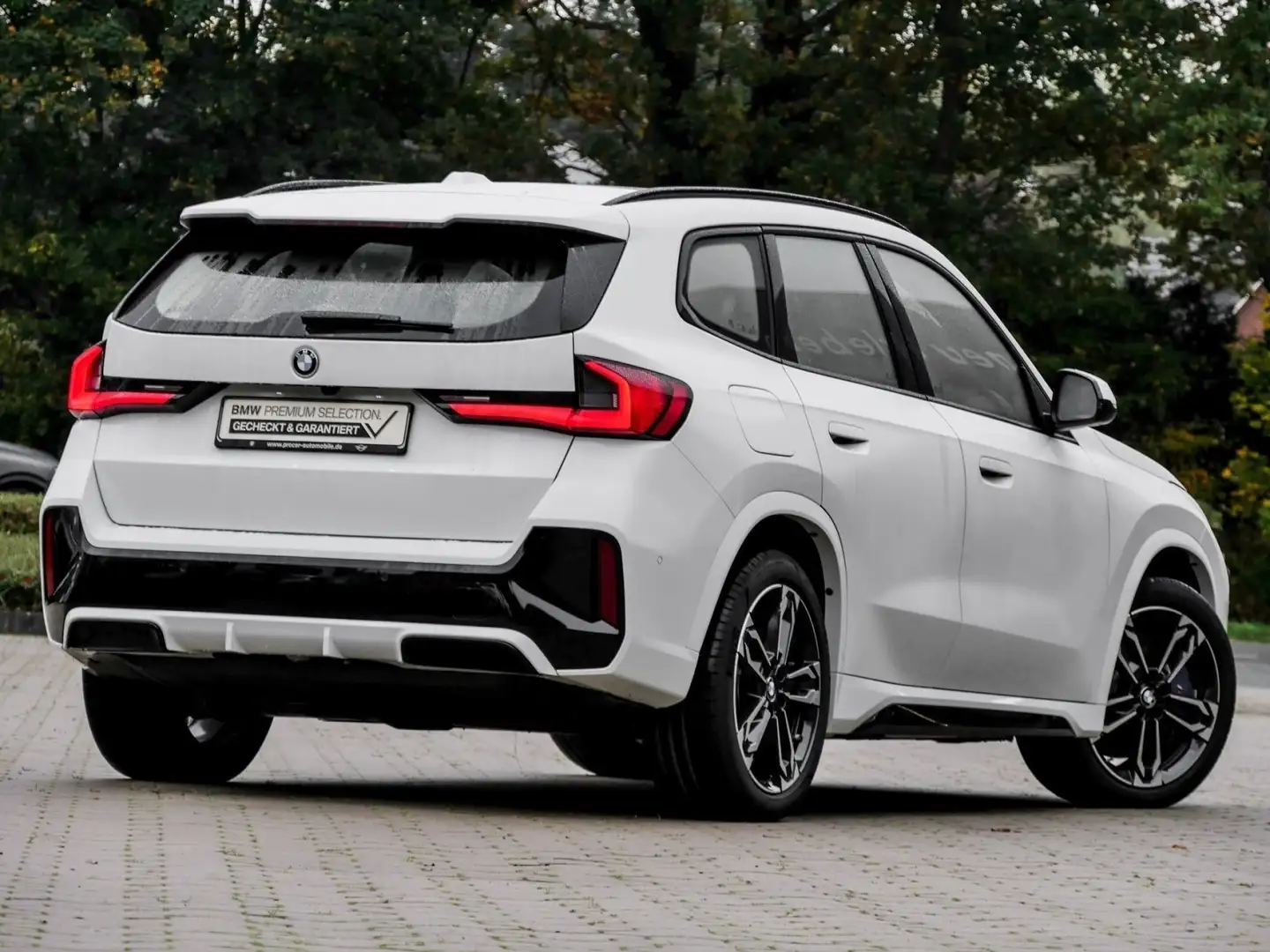 BMW iX1 xDrive30 M SPORT+H/K+AHK+PANO+DA+PA Blanc - 2