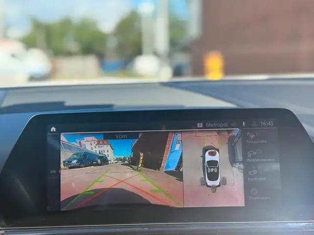BMW 8 Series view 18