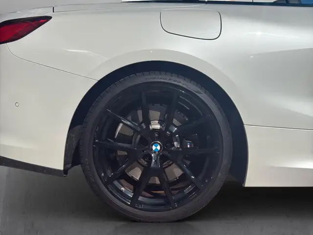BMW 8 Series view 10