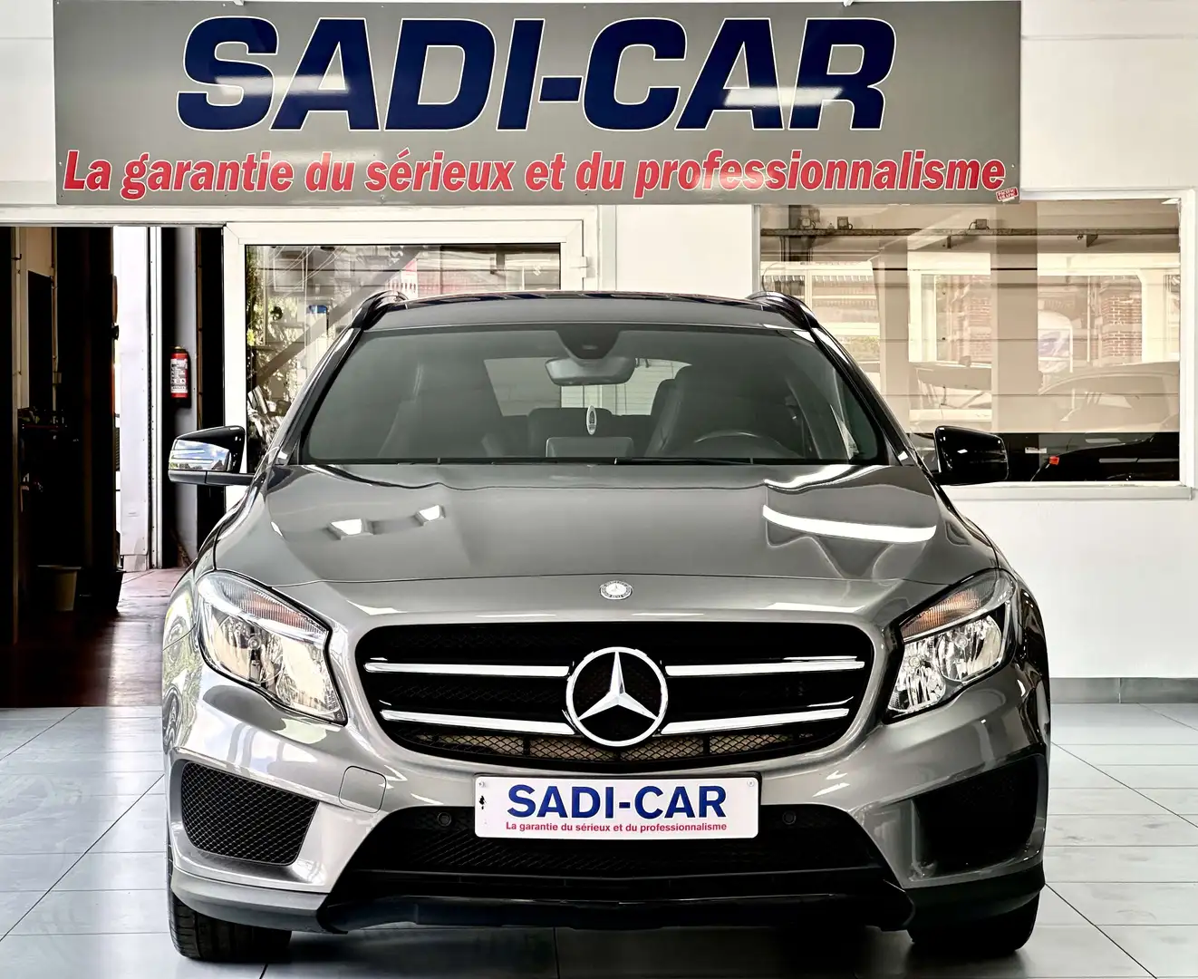 Mercedes-Benz GLA 180 E. 122cv - AMG LINE EDITION Gris - 2