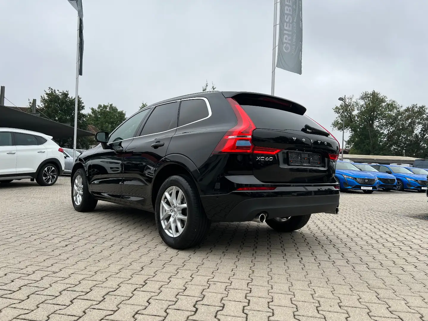 Volvo XC60 B4 Momentum Pro *LED Navi Sitzh. Kamera* Schwarz - 2