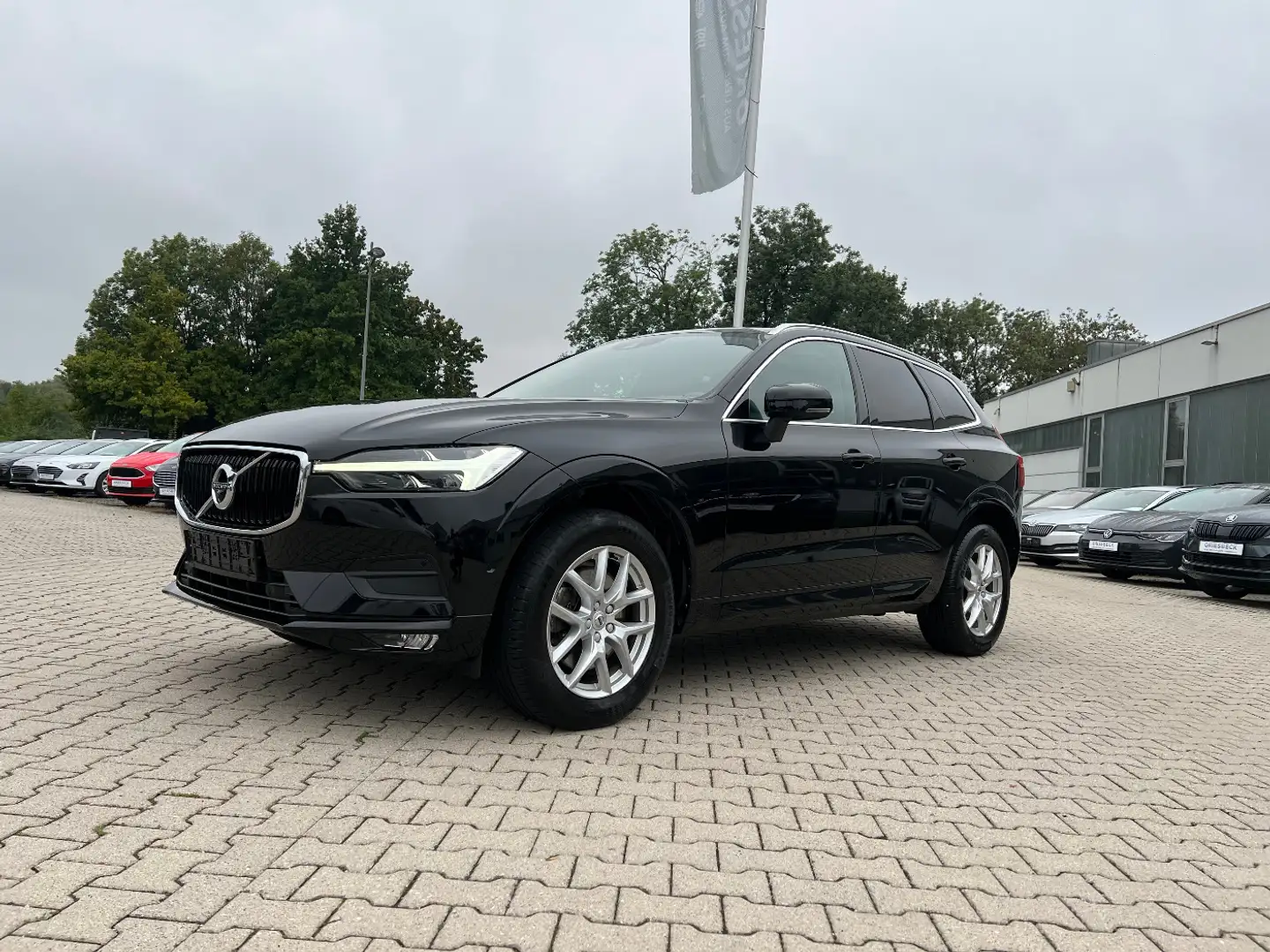 Volvo XC60 B4 Momentum Pro *LED Navi Sitzh. Kamera* Schwarz - 1