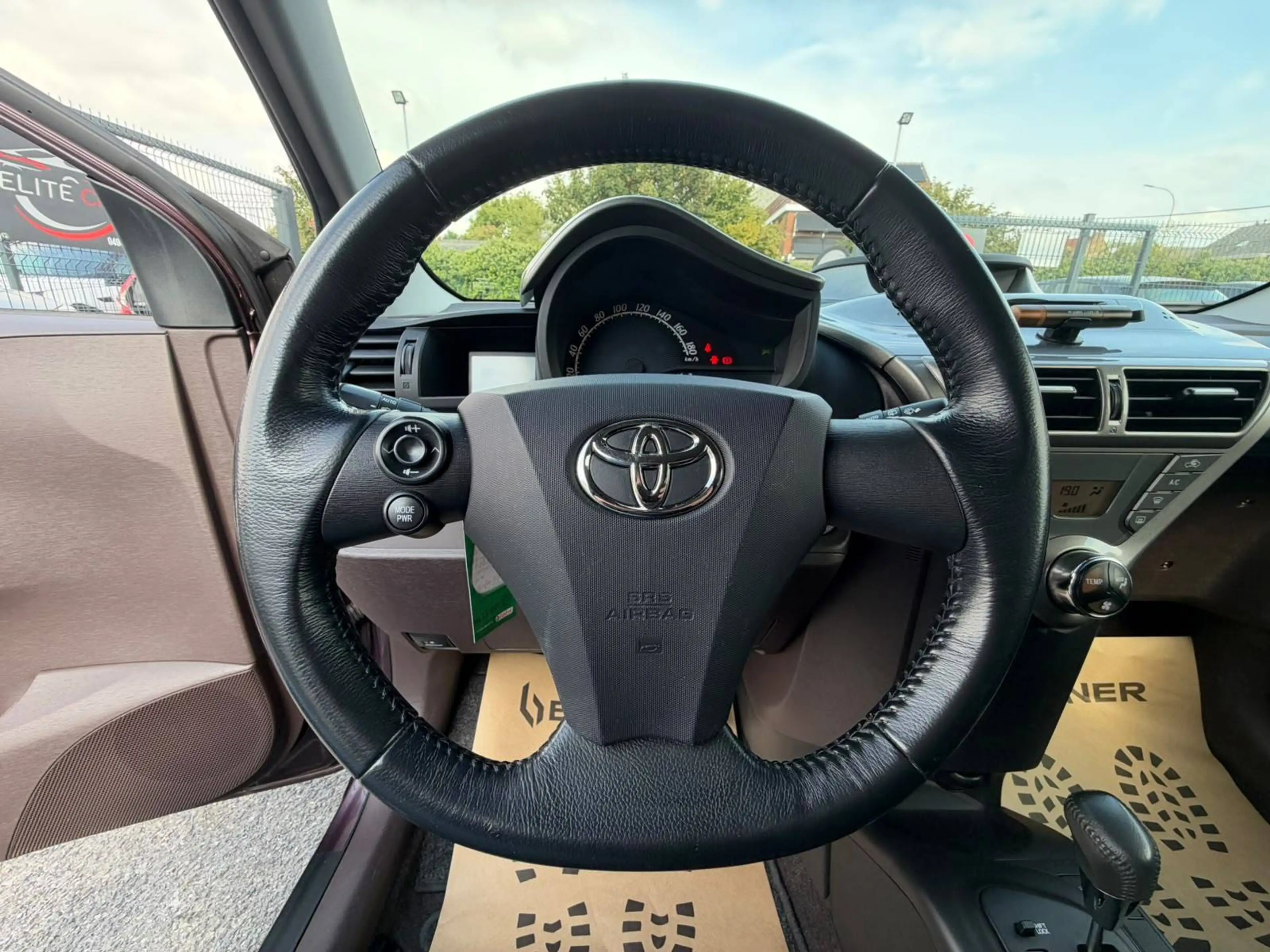 Toyota iQ iQ 1.0i VVT-i / AUTOMATIQUE / CLIM / PDC / LEZ OK !! — photo 13