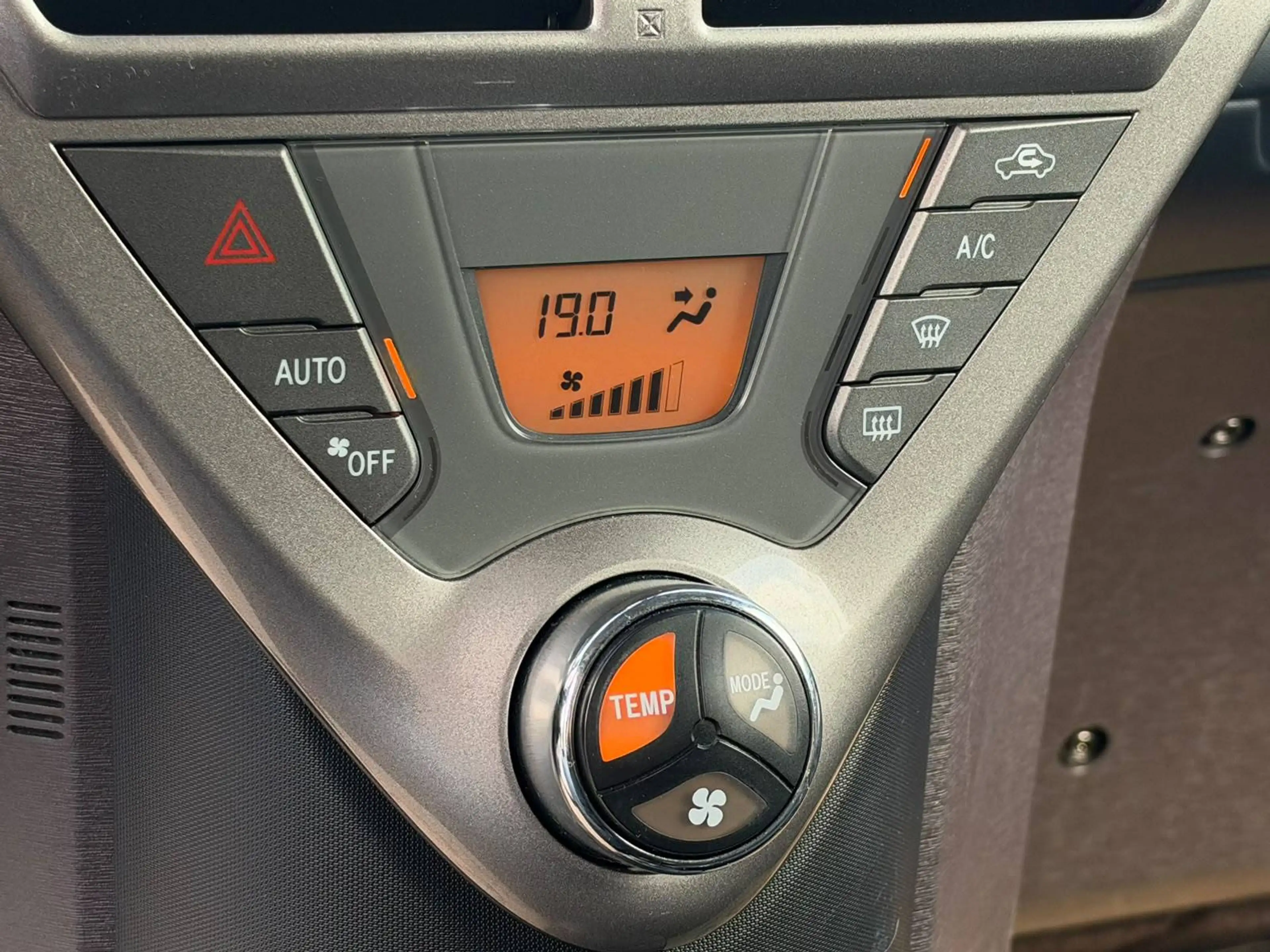 Toyota iQ iQ 1.0i VVT-i / AUTOMATIQUE / CLIM / PDC / LEZ OK !! — photo 19