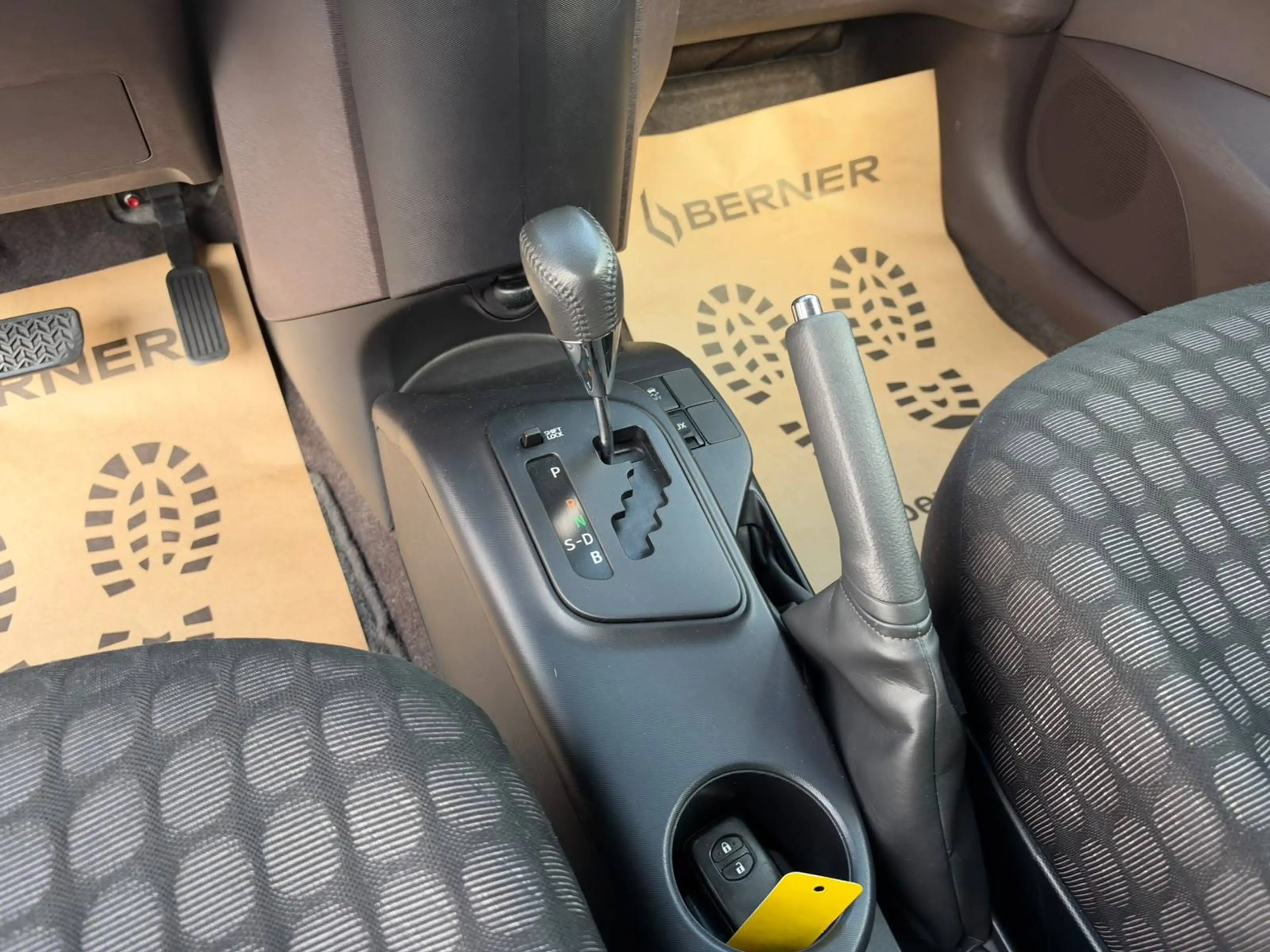 Toyota iQ iQ 1.0i VVT-i / AUTOMATIQUE / CLIM / PDC / LEZ OK !! — photo 20