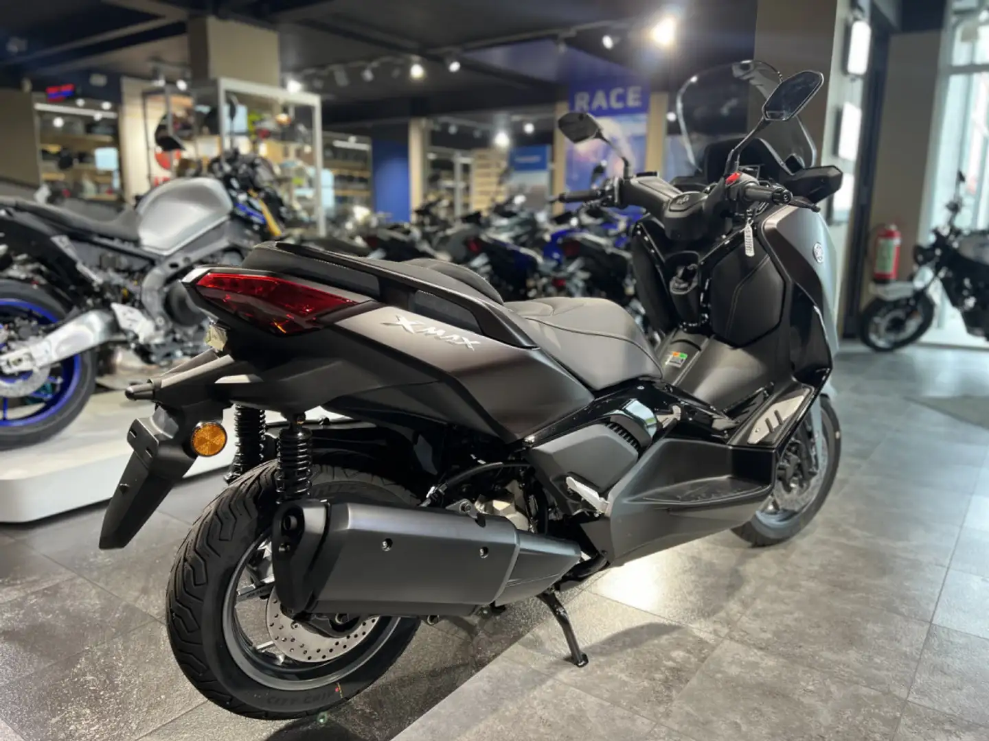 Yamaha X-Max 300 TECH MAX Paars - 2