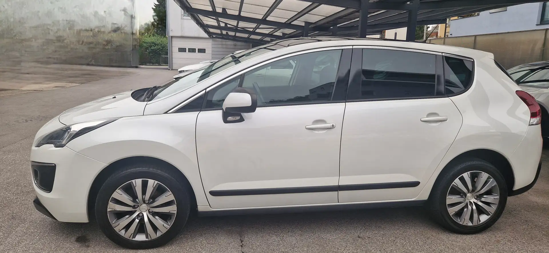 Peugeot 3008 3008 1,6 HDi 115 FAP Professional Line Prof. Line Weiß - 1