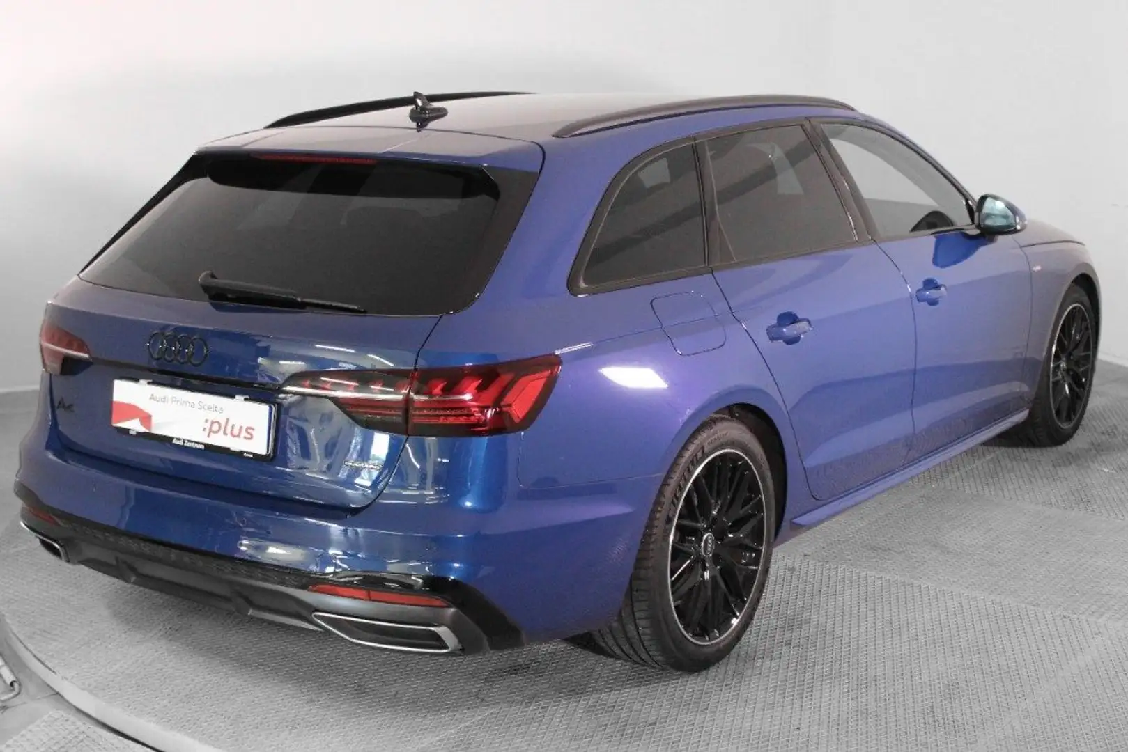Audi A4 Avant 40 TDI quattro S tronic S line edition Bleu - 2