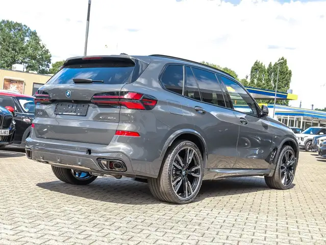 BMW X5 view 2