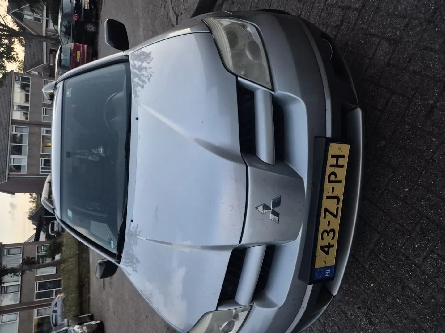 Mitsubishi Outlander 2.0 Invite+ Ezüst - 2