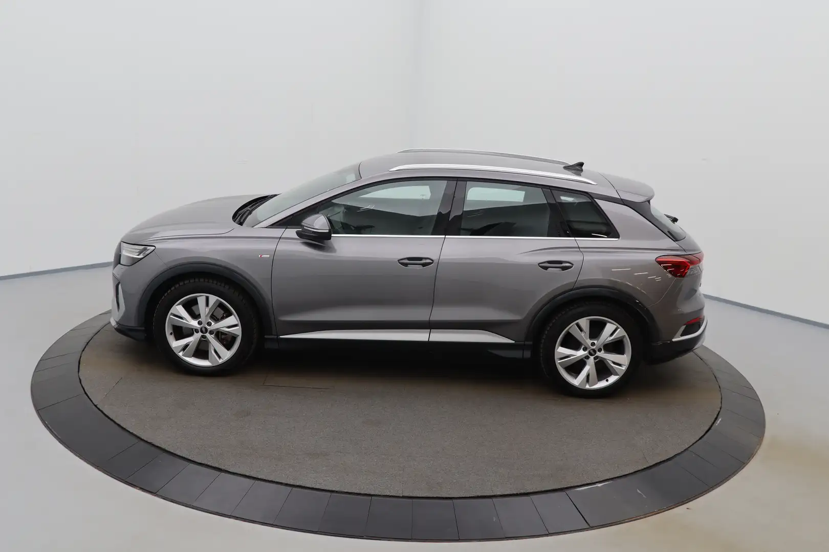 Audi Q4 e-tron 40 82 kWh S-Line Platinum LEDER/STOF LED GPS PDC C Grijs - 2