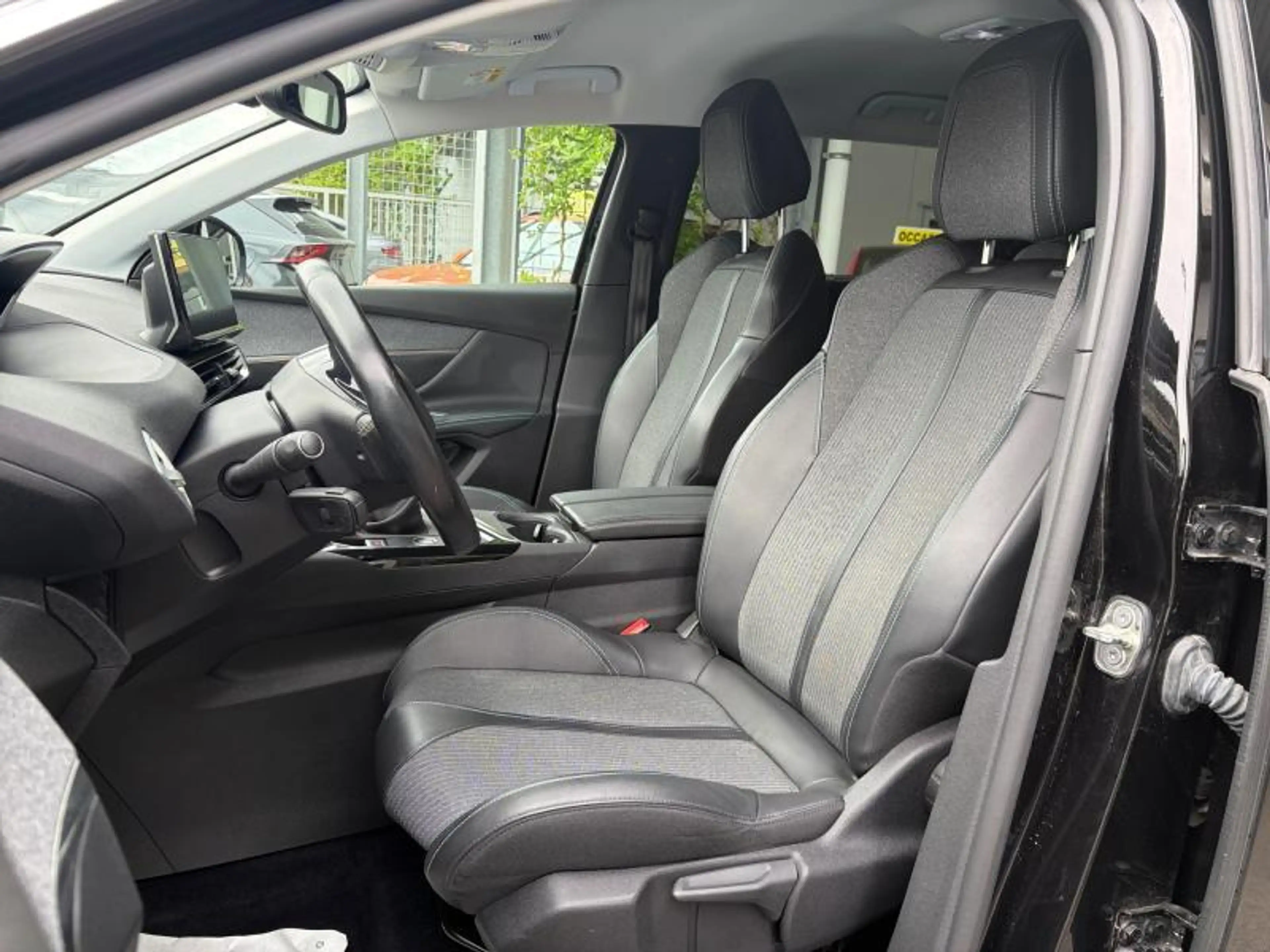 Peugeot 5008 1.5HDi 130cv Noir 01/22 67934km Clim GPS — photo 6