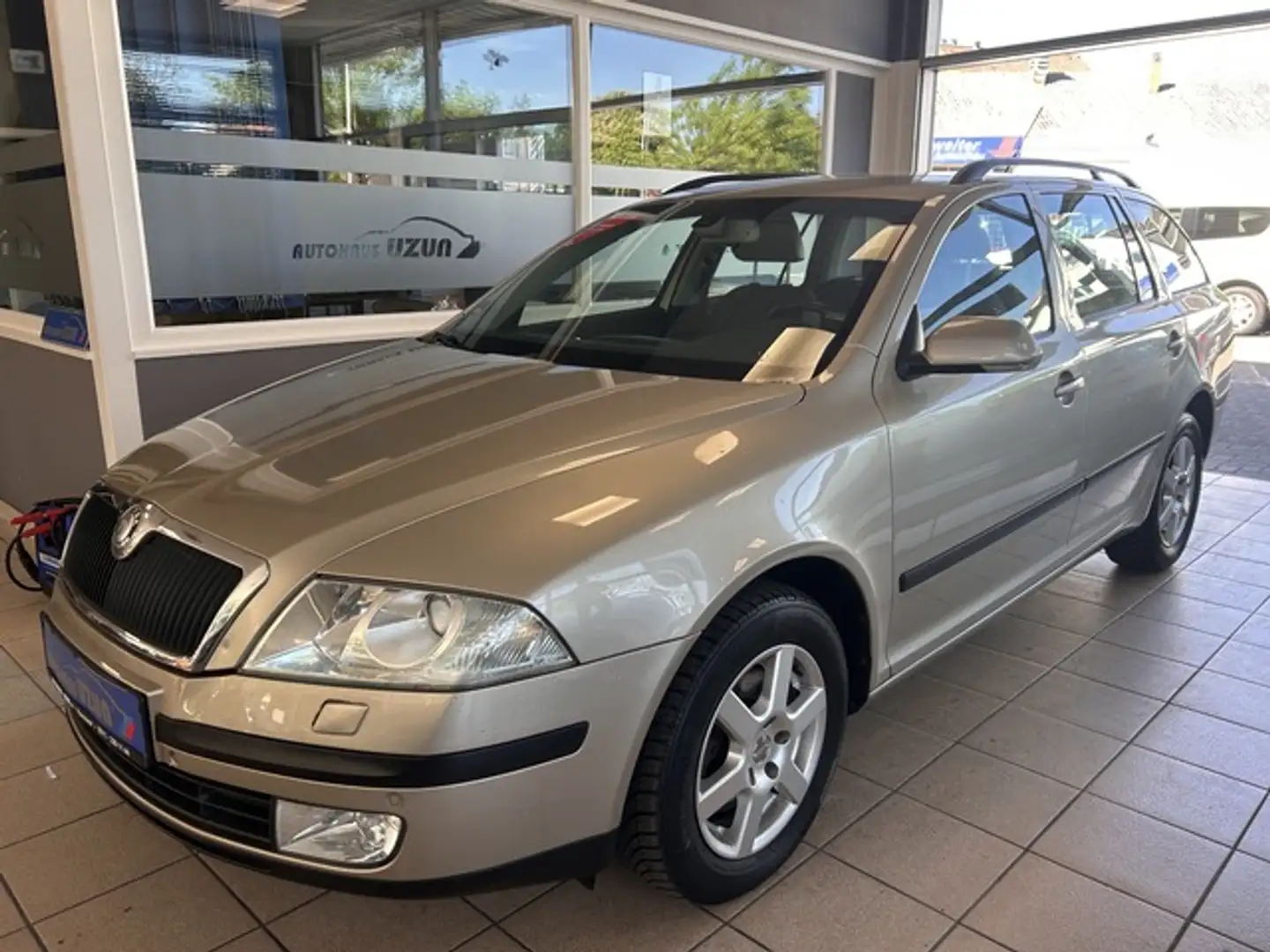 Skoda Octavia Combi 1. Hand Leder PDC Scheckheft Navi Beige - 1
