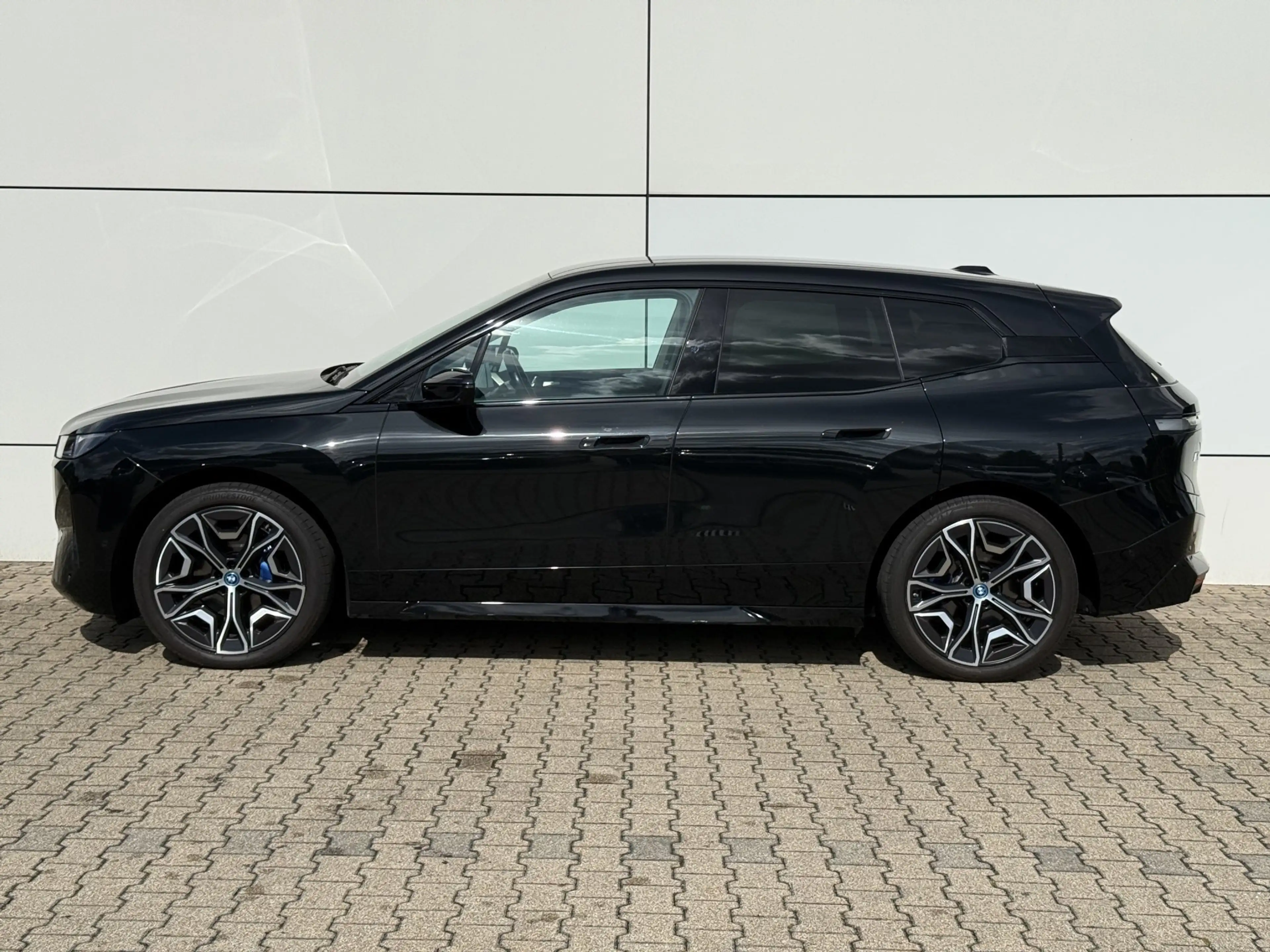 BMW iX xDrive40 Sportpaket Laser+AHK+Softclose+H&K — photo 3