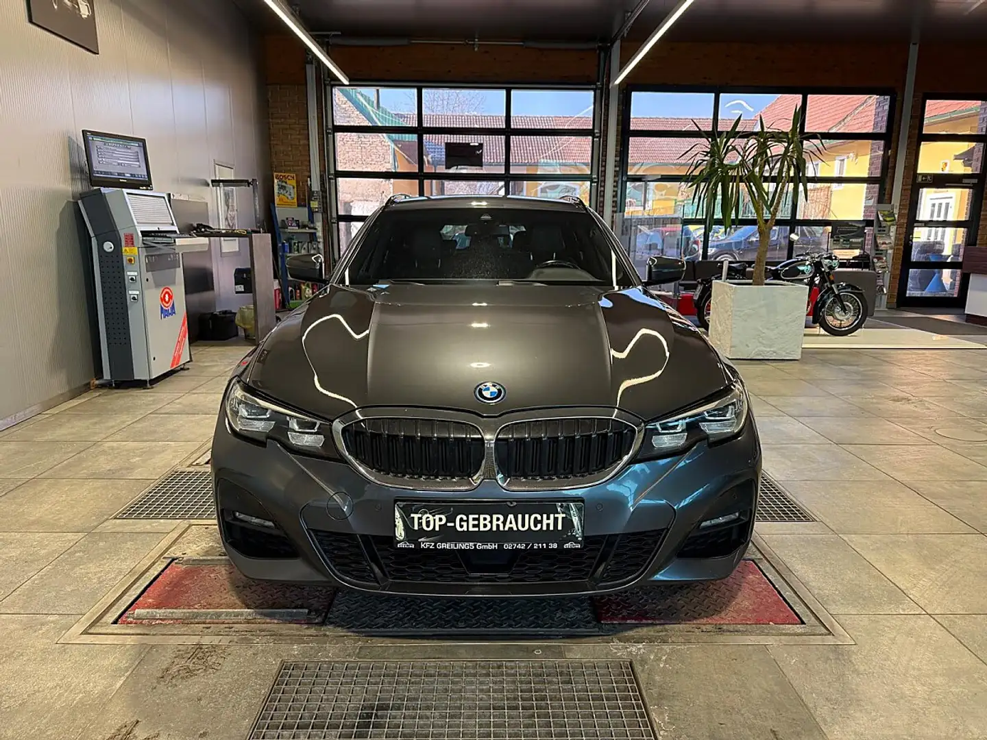 BMW 320 e PHEV Touring Aut. M-Sport Grau - 2