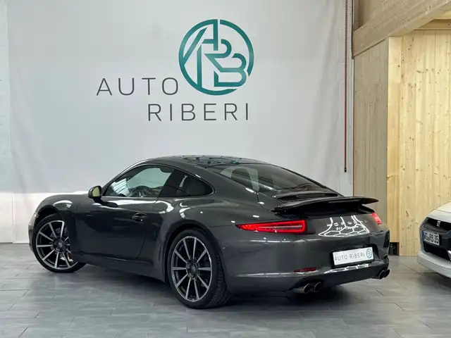 Porsche 911 view 6