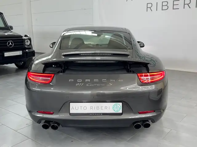 Porsche 911 view 7