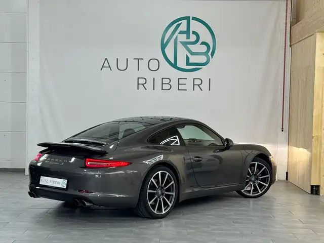 Porsche 911 view 8