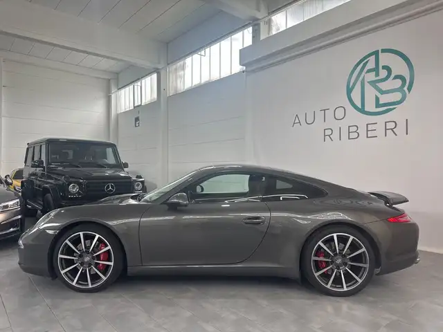 Porsche 911 view 4