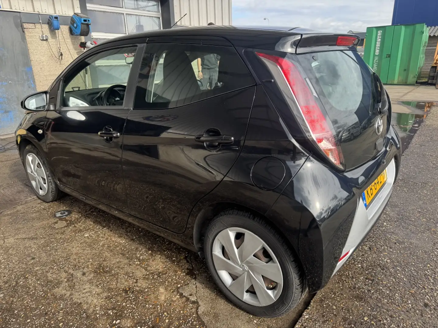 Toyota Aygo 1.0 VVT-i x-play Zwart - 2