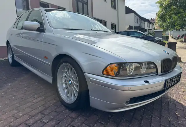 BMW 525 525i Automatik, Scheckheft, rostfrei, Xenon, Aktivsitz,