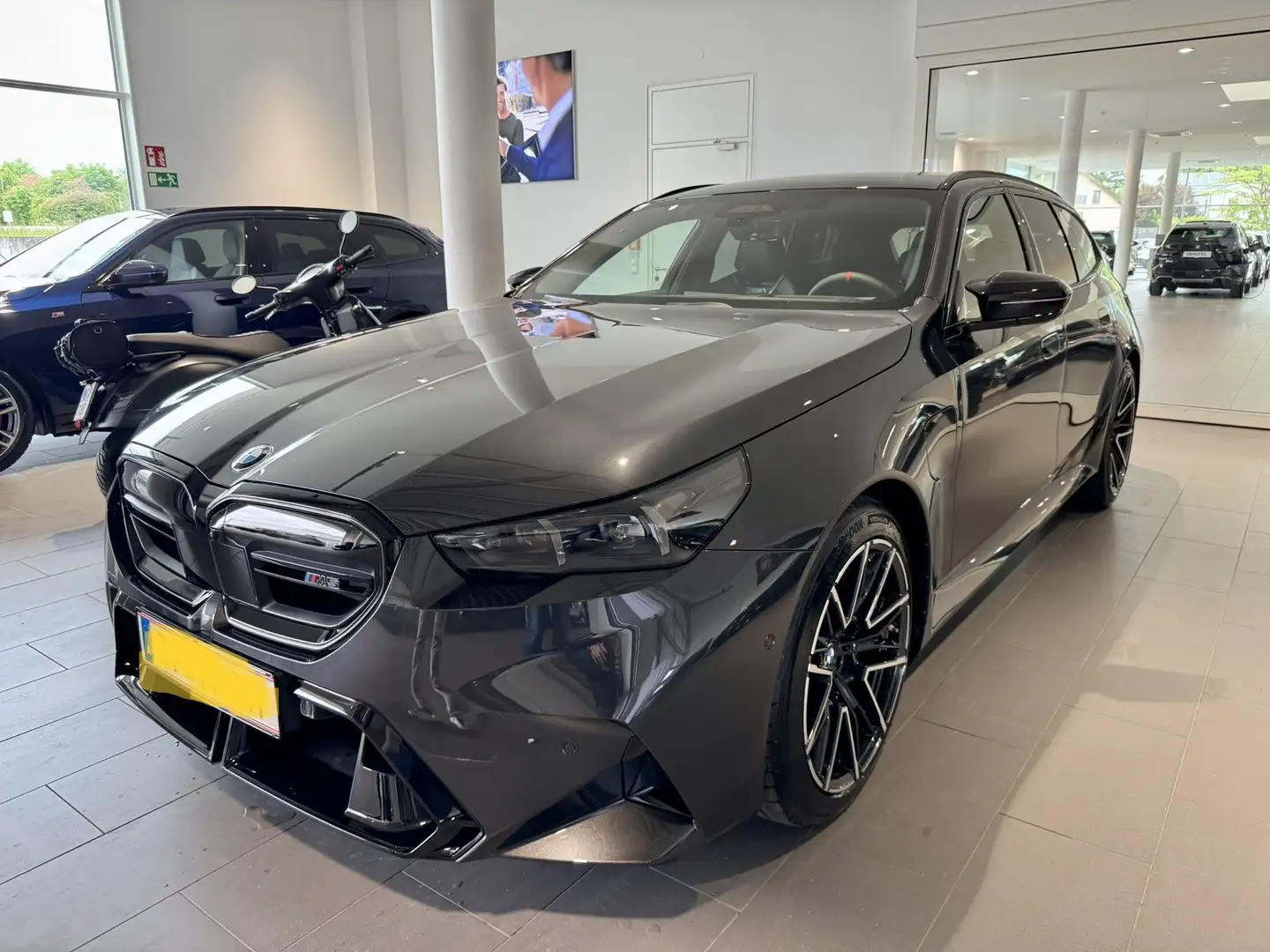 BMW M5 M5 Touring inkl Care-Paket 5 Jahre 80.000km Grau - 2