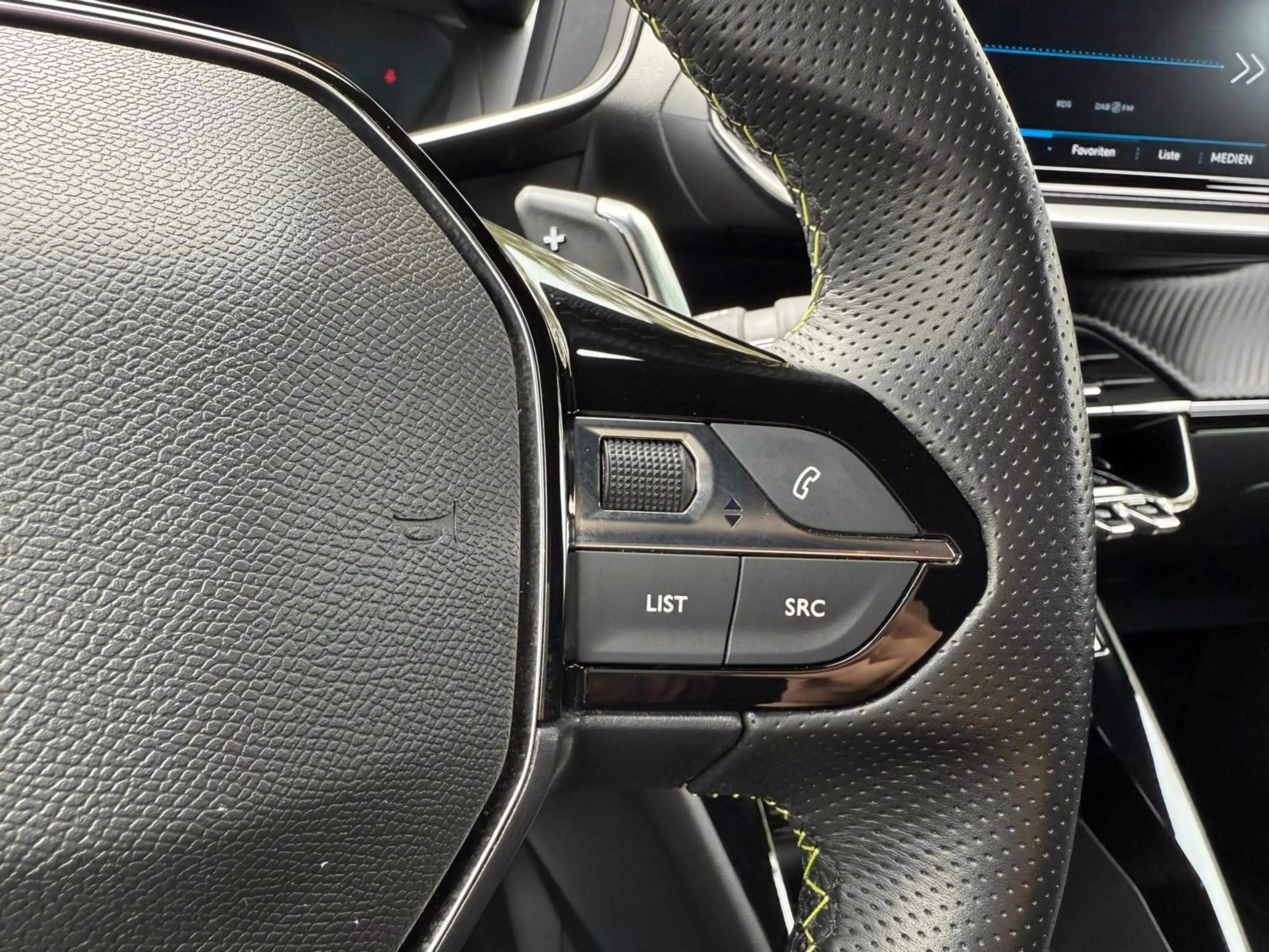 Peugeot 2008 GT Pack / NAVI / AHK / LED / 18" — photo 11