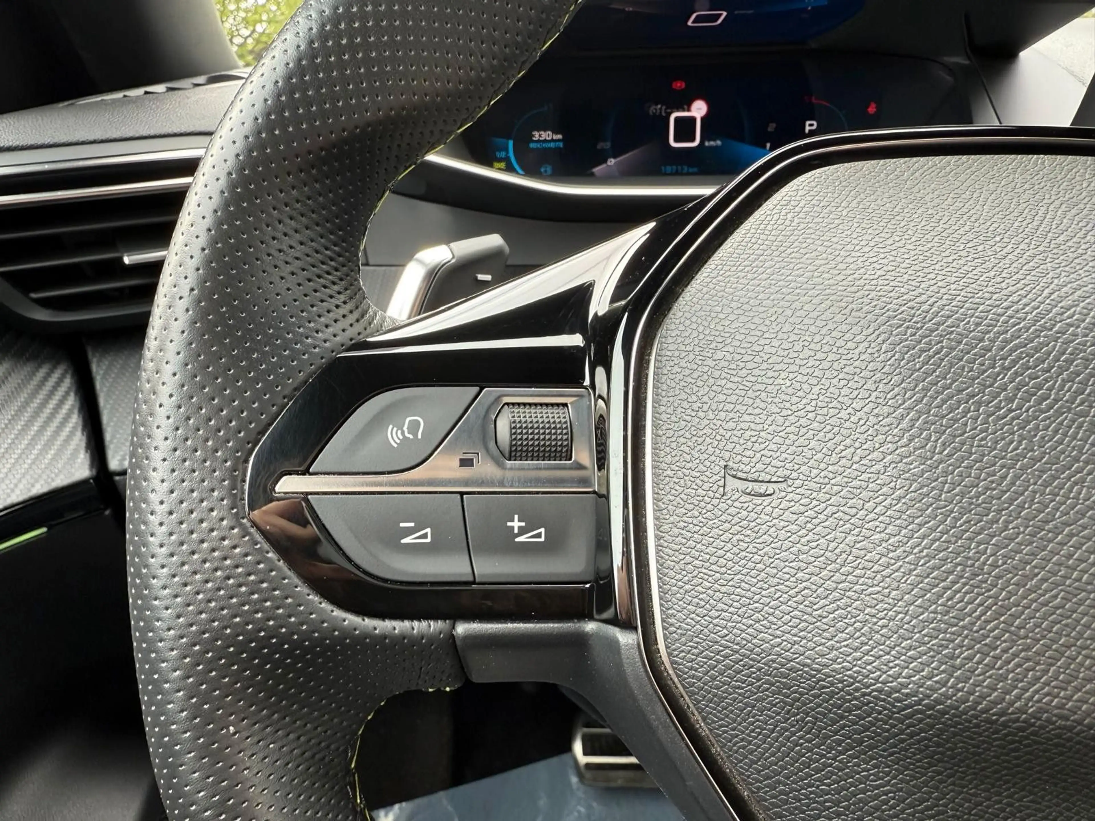 Peugeot 2008 GT Pack / NAVI / AHK / LED / 18" — photo 9