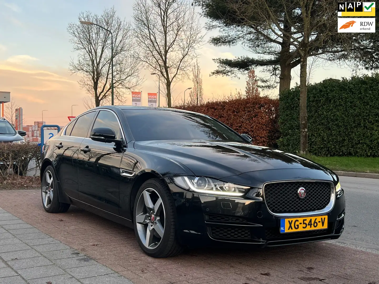 Jaguar XE 2.0t Pure Sport 200PK *NAP|Luxueus en Goed Onderho Noir - 1