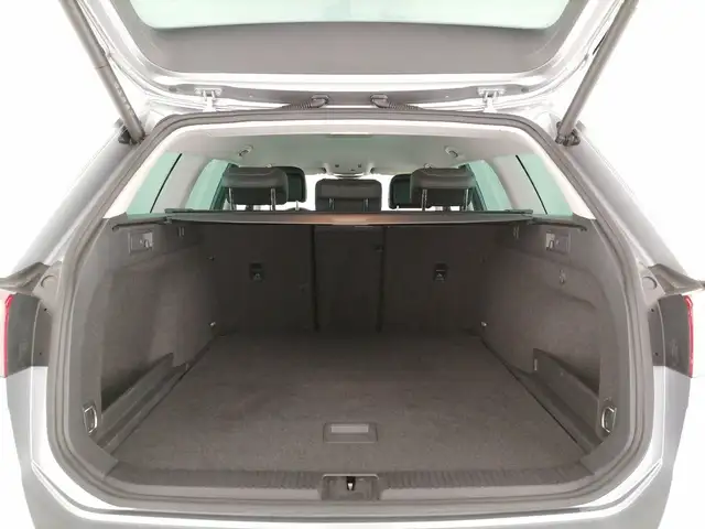 Volkswagen Passat Alltrack view 10