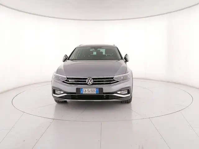 Volkswagen Passat Alltrack view 5