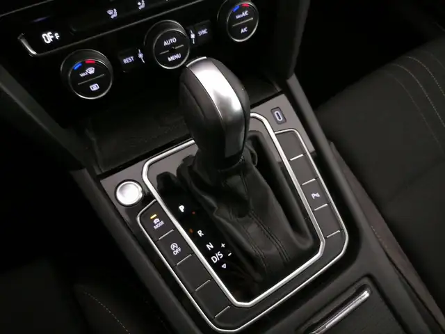 Volkswagen Passat Alltrack view 14