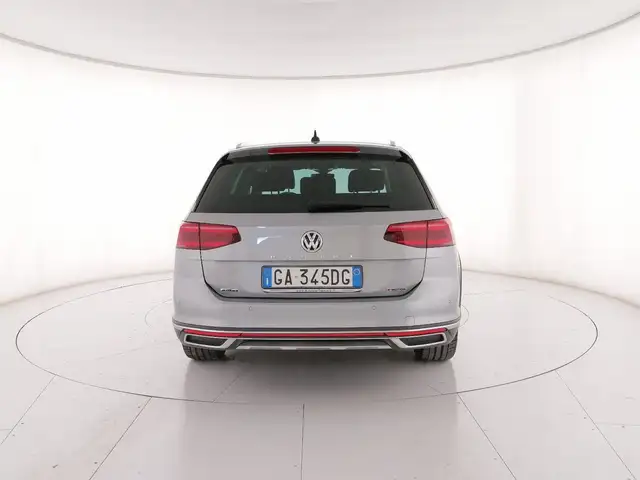 Volkswagen Passat Alltrack view 4